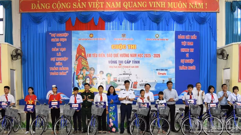 ndo_br_trao-xe-dap-cho-cac-em-hoc-sinh-tinh-dong-thap-2588.jpg