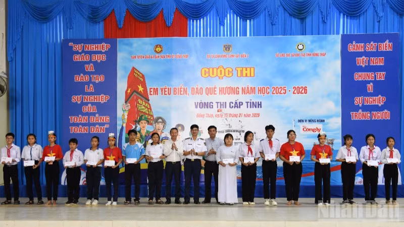 ndo_br_trao-hoc-bong-cho-hoc-sinh-tinh-dong-thap-4899.jpg