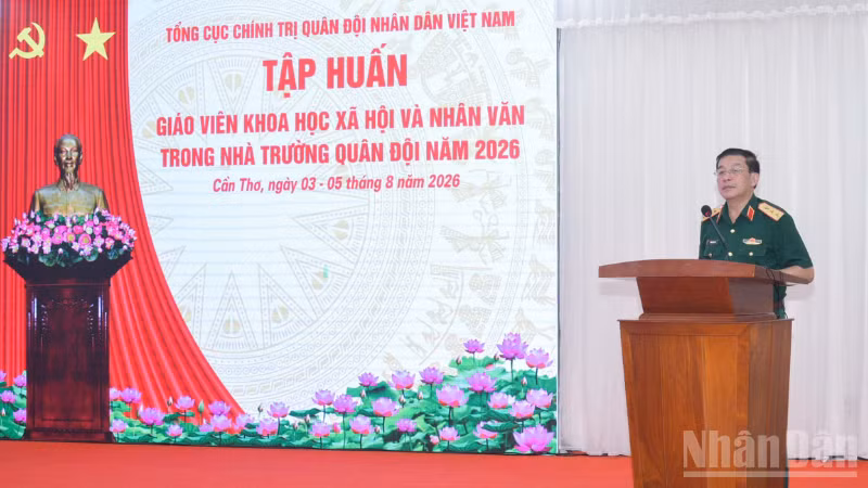 Thượng tướng Trương Thiên Tô, Ủy viên Trung ương Đảng, Ủy viên Quân ủy Trung ương, Phó Chủ nhiệm Tổng cục Chính trị Quân đội nhân dân Việt Nam phát biểu khai mạc tập huấn. 