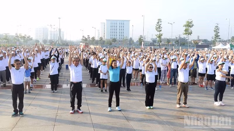 Hơn 1.000 người ở Đồng Tháp cùng tập thể dục, thể thao.