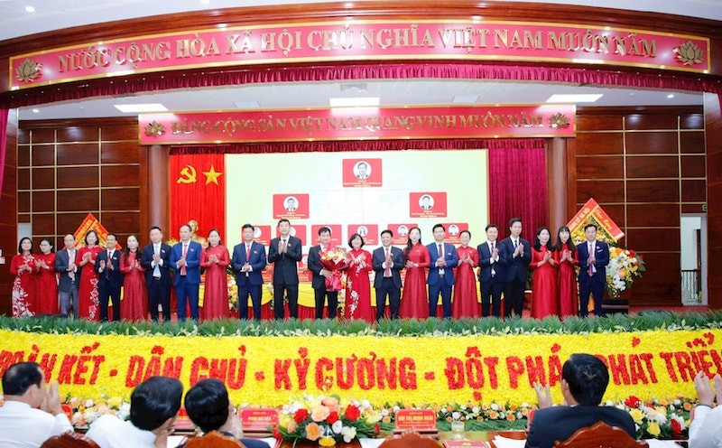 Lãnh đạo Thành ủy Hà Nội tặng hoa chúc mừng Ban Chấp hành Đảng bộ xã Phúc Thọ. phuc-tho-2.jpg