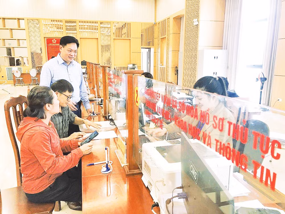 Phường Vạn Xuân chú trọng giải quyết thủ tục hành chính, tạo điều kiện thuận lợi cho người dân và doanh nghiệp. 