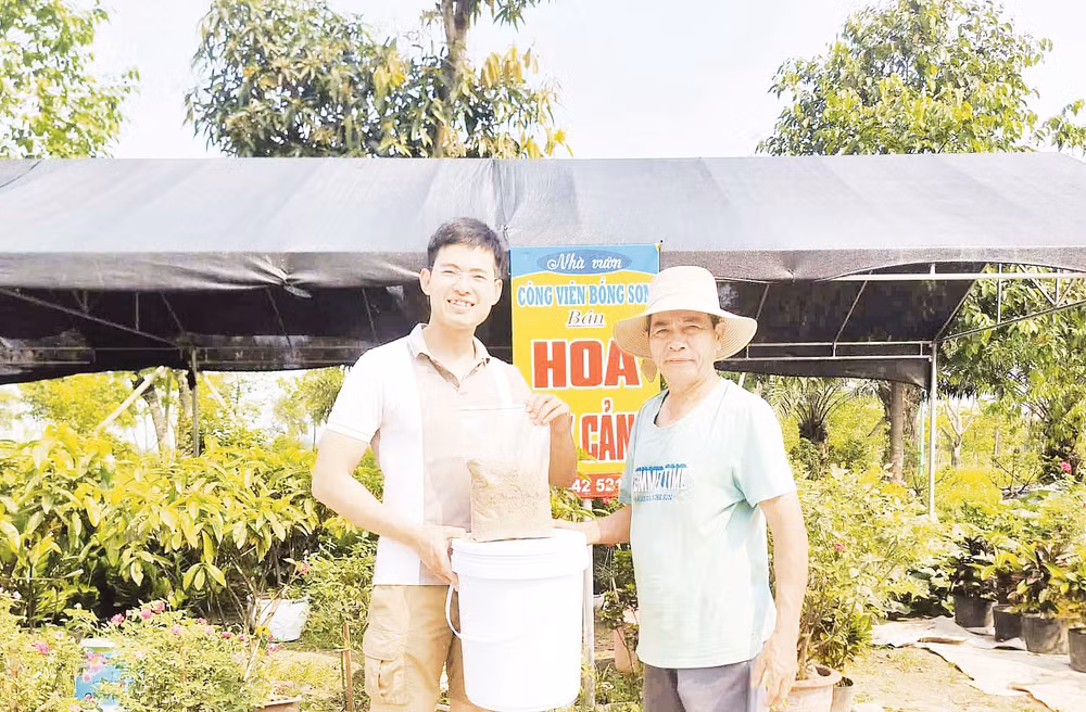 Minh Hiếu (người đứng bên trái) luôn nỗ lực chia sẻ các giải pháp xử lý rác hữu cơ, bảo vệ môi trường. Ảnh VĂN HẢI 