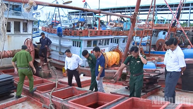Lực lượng chức năng kiểm tra phương tiện khai thác thủy sản tại Cảng cá Trần Đề.