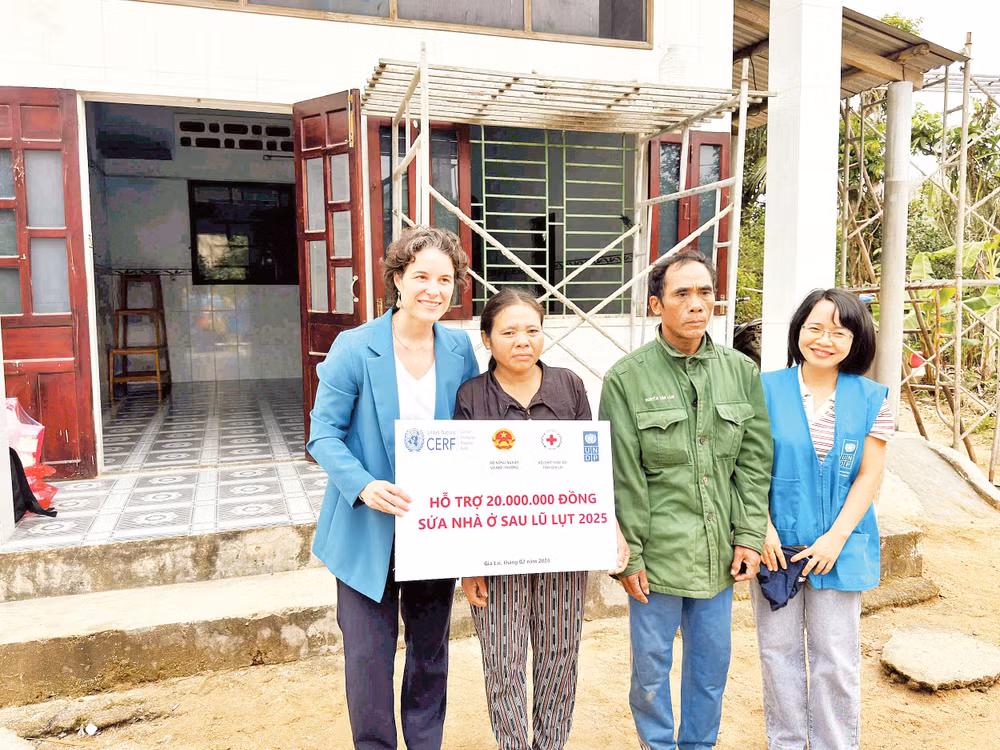 Gia đình nhận hỗ trợ sửa nhà ở sau lũ lụt. Ảnh UNDP