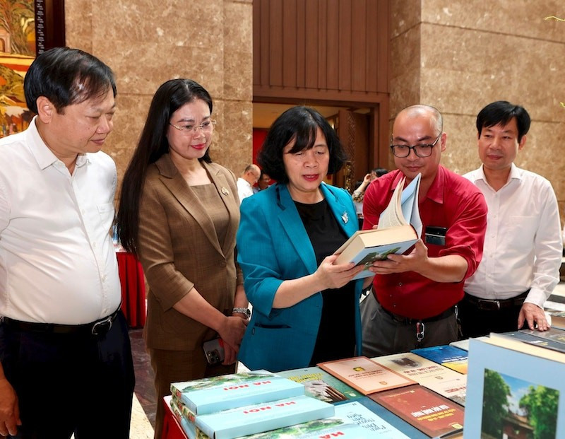 Bí thư Thành ủy Hà Nội Bùi Thị Minh Hoài cùng các đại biểu tham quan triển lãm sách về Hà Nội bên lề hội nghị. bt-68.jpg