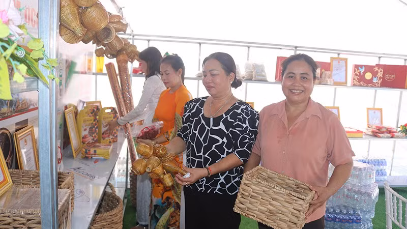 Bộ đồ dùng sinh hoạt nông thôn thu nhỏ của Tổ hợp tác đan đát Giồng Đình, xã Đại An, tỉnh Vĩnh Long.