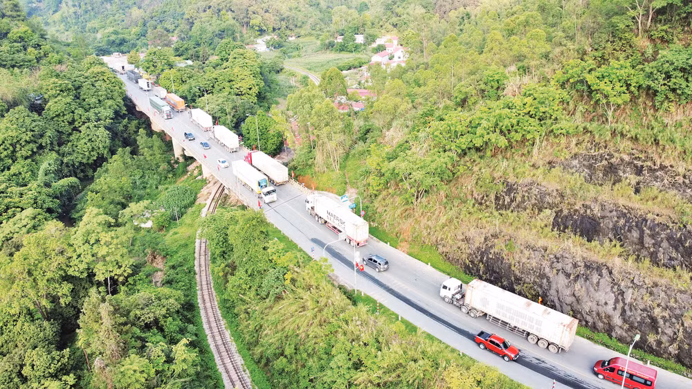Hạ tầng kết nối là một trong những điểm nghẽn hạn chế sự phát triển liên kết vùng. Ảnh: Khiếu Minh