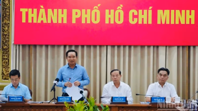 Ủy viên Trung ương Đảng, Chủ tịch Ủy ban nhân dân Thành phố Hồ Chí Minh Nguyễn Văn Được phát biểu tại phiên họp.