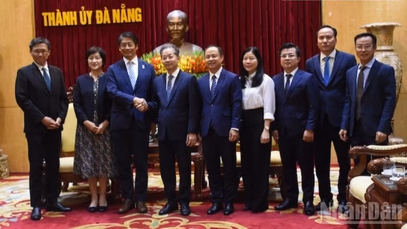 Bí thư Thành ủy Đà Nẵng Nguyễn Văn Quảng tiếp Đại sứ đặc mệnh toàn quyền Nhật Bản tại Việt Nam Ito Naoki và phu nhân. (Ảnh: ANH ĐÀO)