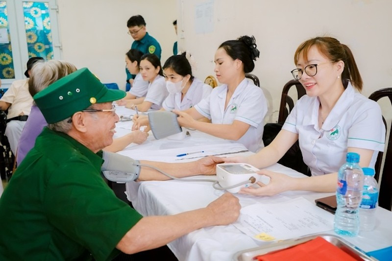 Khám chữa bệnh cho các thương bệnh binh. long-bien-2.jpg