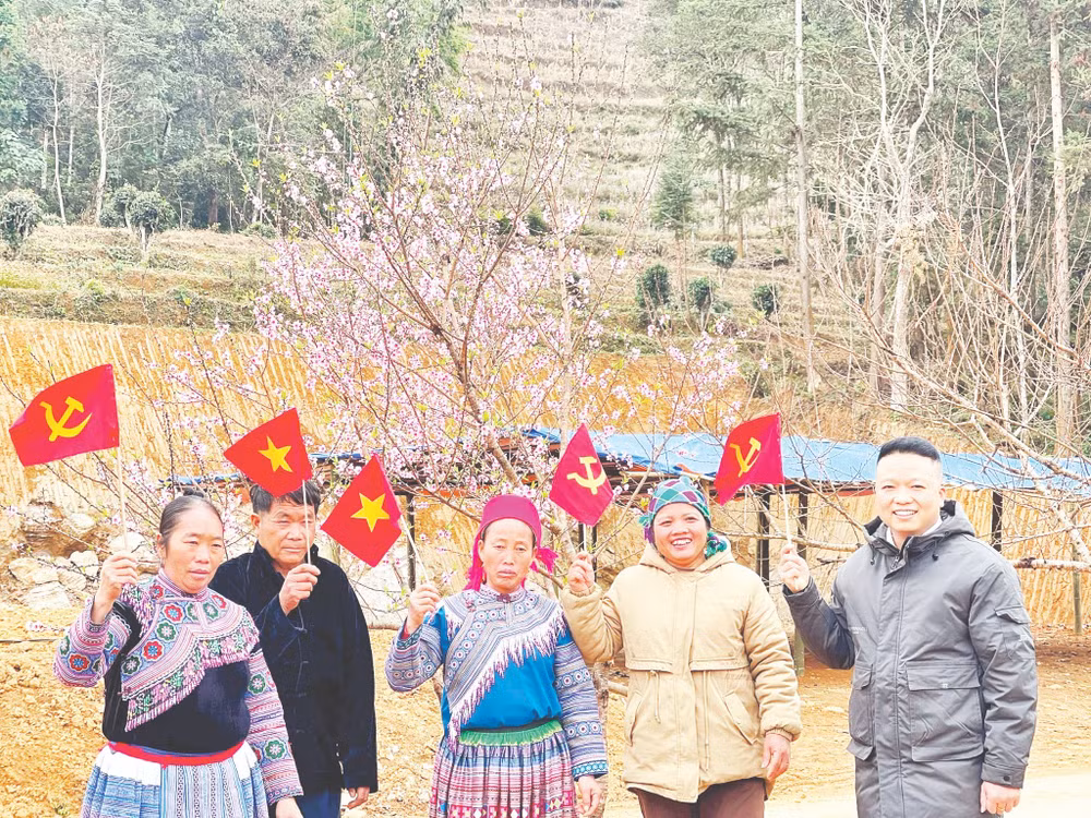 Bà con Suôi Thầu tưng bừng đón xuân.