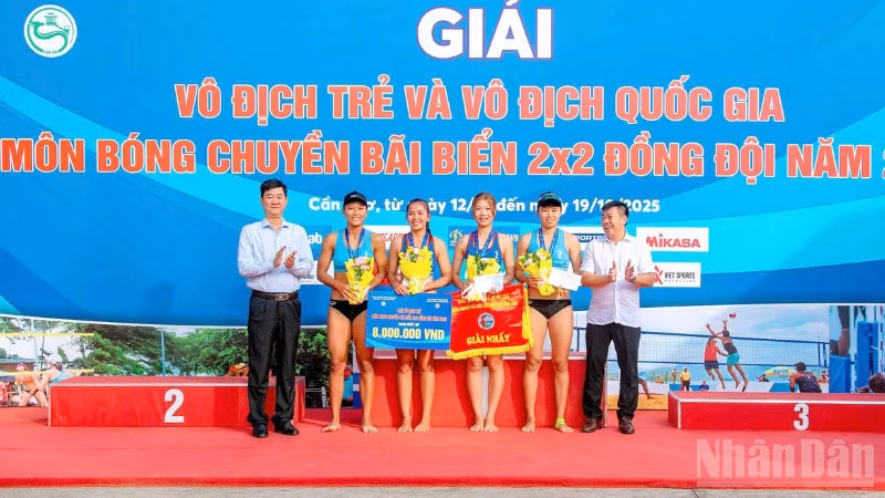 Ban Tổ chức trao giải hạng Nhất, Nhì, Ba cho các đội tham gia Giải vô địch trẻ và vô địch quốc gia môn bóng chuyền bãi biển. (Ảnh: BTC)