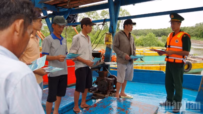 Bộ đội Biên phòng Đồng Tháp tuyên truyền về công tác chống khai thác IUU trên địa bàn. (Ảnh: ĐOÀN PHÁT)