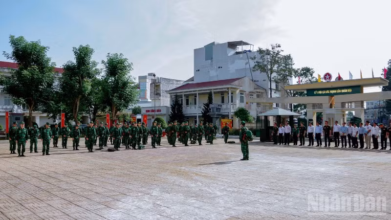Hạ đạt mệnh lệnh hành quân cơ động lực lượng ra khu căn cứ chiến đấu.