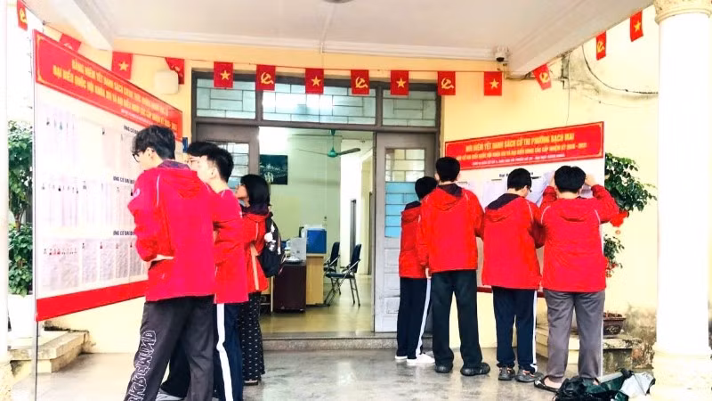 Sinh viên Đại học Bách khoa Hà Nội nghiên cứu tiểu sử các ứng cử viên đại biểu Quốc hội và Hội đồng nhân dân các cấp nhiệm kỳ 2026-2031. (Ảnh: ĐÌNH HIỆP)