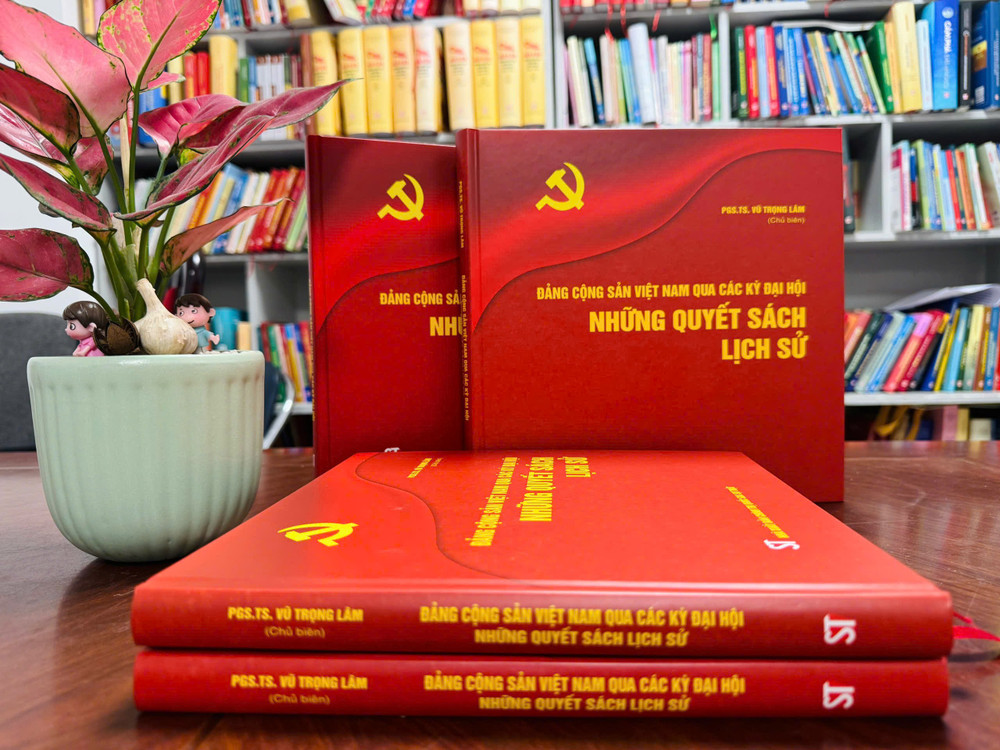 Cuốn sách “Đảng Cộng sản Việt Nam qua các kỳ đại hội - Những quyết sách lịch sử” vừa được Nhà xuất bản Chính trị quốc gia Sự thật ấn hành. z6864953318074-ebe2f2032b6f2fb3232fe0a4524432a4.jpg