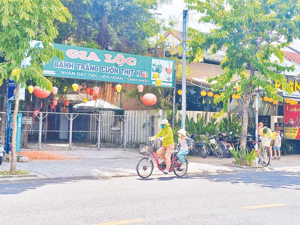 Hàng bánh tráng cuốn thịt heo (phố Trần Nhân Tông, phường Hội An Đông) đóng cửa hơn 2 tuần nay.