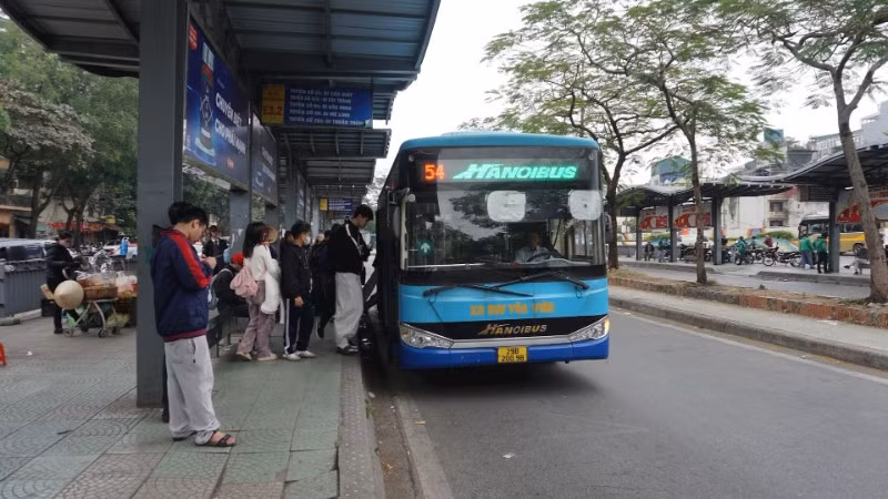 Tổng công ty Vận tải Hà Nội tăng cường dự phòng hàng chục xe buýt để phục vụ nhân dân.