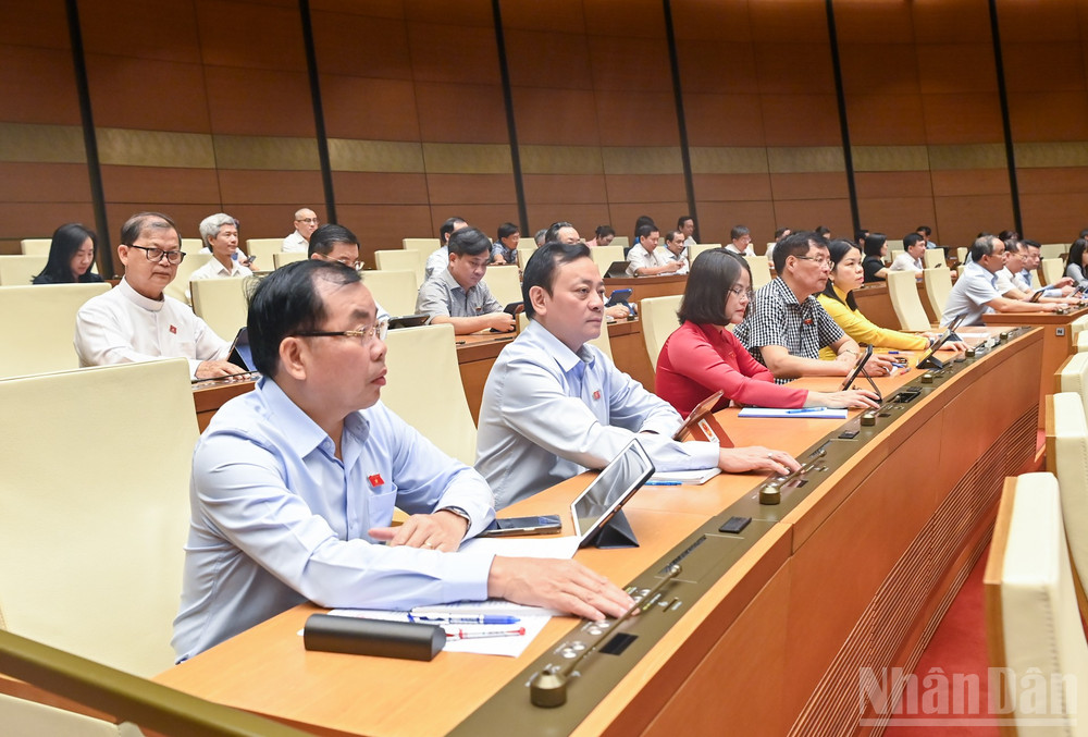 Đại biểu Quốc hội biểu quyết thông qua Luật Việc làm (sửa đổi). (Ảnh: DUY LINH) ndo_br_bieu-quyet-luat-viec-lam.jpg