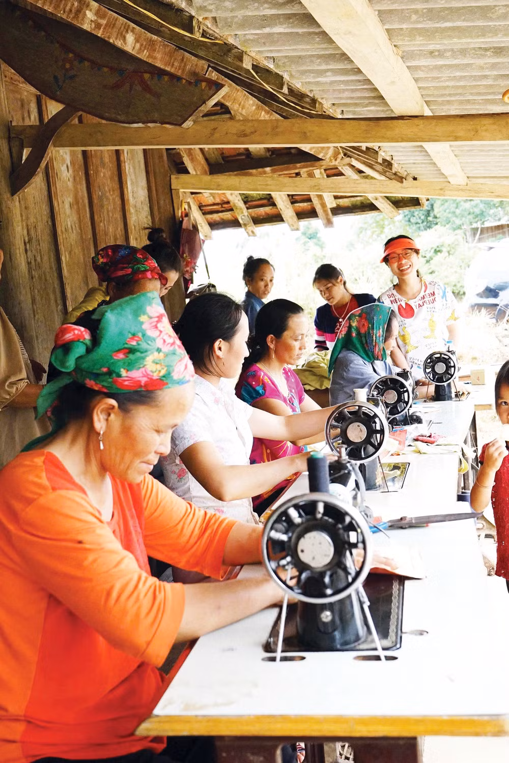 CRAFT LINK tổ chức tập huấn dạy may và hoàn thiện sản phẩm cho phụ nữ người Mông ở bản Phà Sắc.