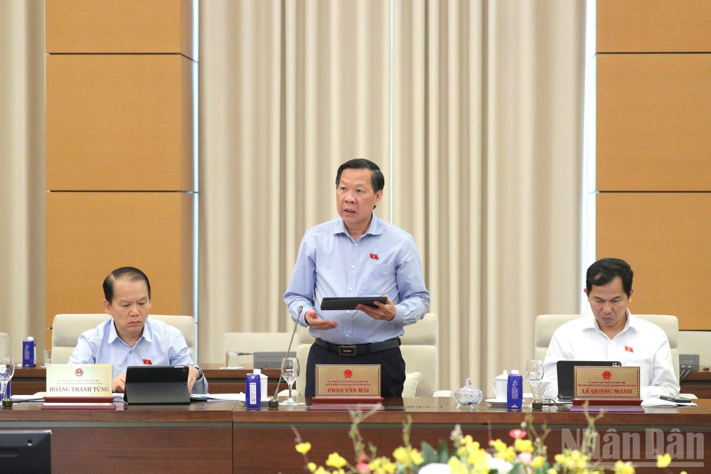 Chủ nhiệm Ủy ban Kinh tế và Tài chính Phan Văn Mãi báo cáo tại phiên họp. (Ảnh: DUY LINH) ndo_br_z6670438632701-fdc8d15c8f4b53e913d885bdac5dfc50.jpg