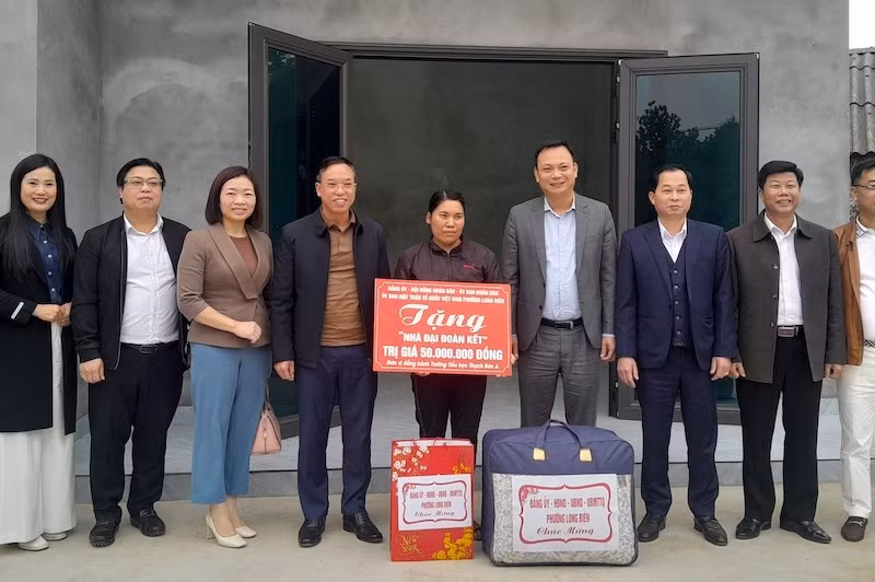 Lãnh đạo phường Long Biên và xã Đông Cuông trao tặng số tiền 50 triệu đồng để xây nhà mới cho gia đình chị Hà Thị Nga.