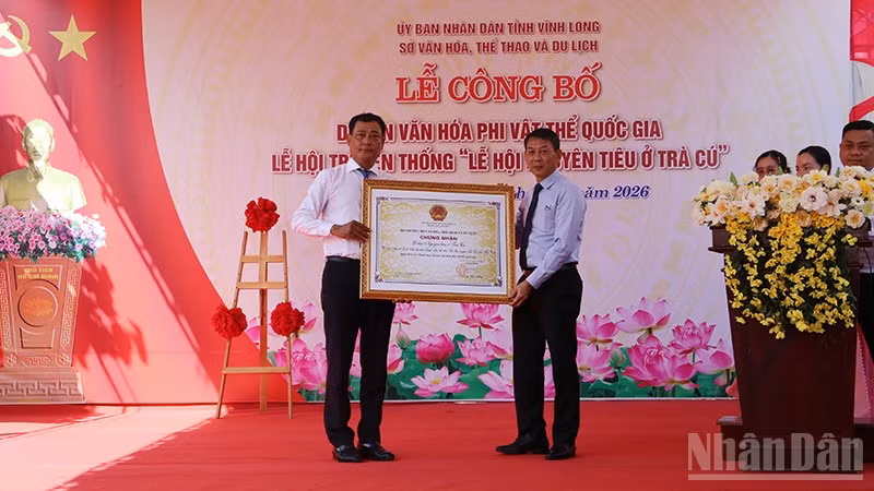 Lãnh đạo Sở Văn hóa, Thể thao và Du lịch tỉnh nhận quyết định chứng nhận “Lễ hội Nguyên Tiêu ở Trà Cú” là di sản văn hóa phi vật thể quốc gia.