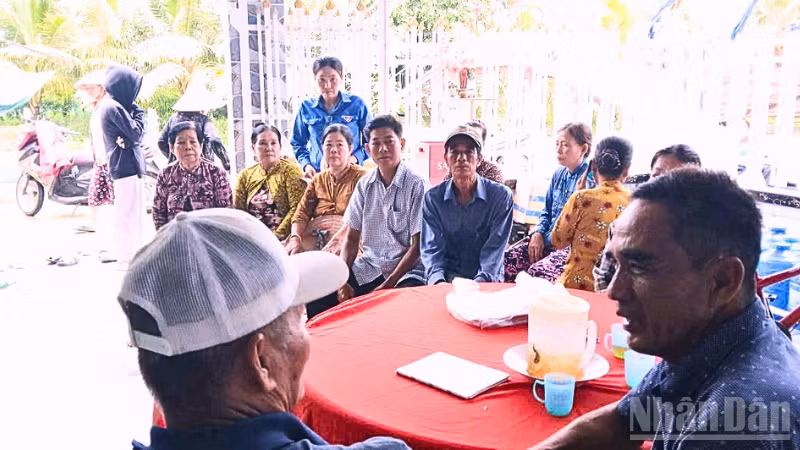 Chính quyền địa phương vận động người dân tham gia bảo hiểm y tế