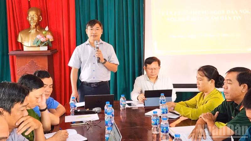 Đồng chí Lê Hoàng Xuyên, Bí thư Đảng ủy xã Tân Hòa, thành phố Cần Thơ chủ trì chương trình “Tuần cuối tháng nghe dân nói, nói dân hiểu, làm dân tin”.