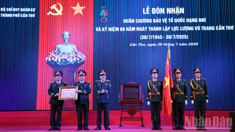 Trung tướng Nguyễn Xuân Dắt, Phó Bí thư Đảng ủy, Tư lệnh Quân khu 9, trao Huân chương Bảo vệ Tổ quốc hạng Nhì cho Bộ Chỉ huy Quân sự thành phố Cần Thơ.