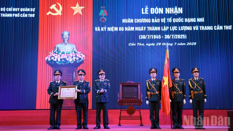 Trung tướng Nguyễn Xuân Dắt, Phó Bí thư Đảng ủy, Tư lệnh Quân khu 9, trao Huân chương Bảo vệ Tổ quốc hạng Nhì cho Bộ Chỉ huy Quân sự thành phố Cần Thơ.