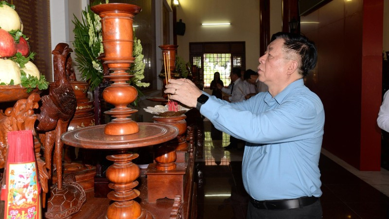 Đồng chí Nguyễn Trọng Nghĩa thắp hương tại Đền thờ liệt sĩ Gò Công. z6842541981859-456dee6099a75dc8b636bb2315c1db97-3899.jpg