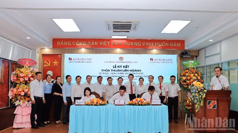 Các đơn vị ký kết thỏa thuận về thực hiện chính sách tín dụng phục vụ phát triển nông nghiệp, nông thôn.