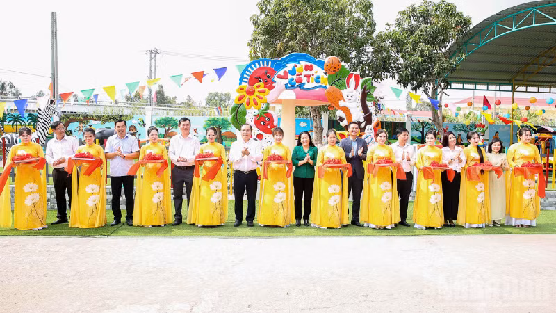Nghi thức cắt băng trao tặng.