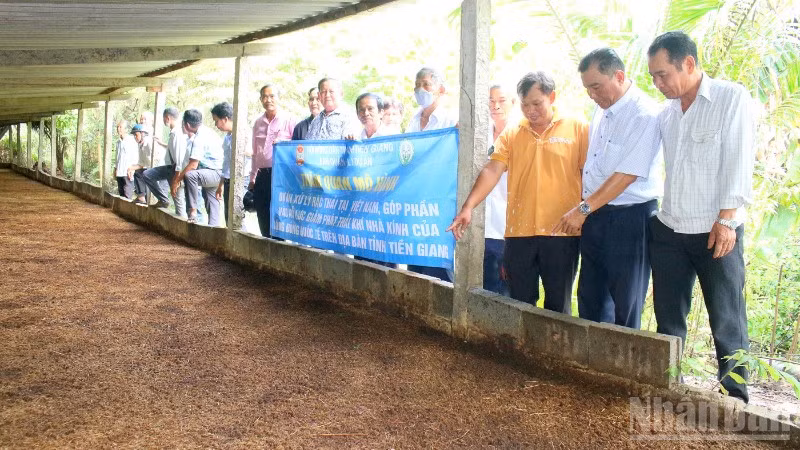 Cán bộ, hội viên nông dân đi tham quan thực tế mô hình sản xuất phân trùn quế. 