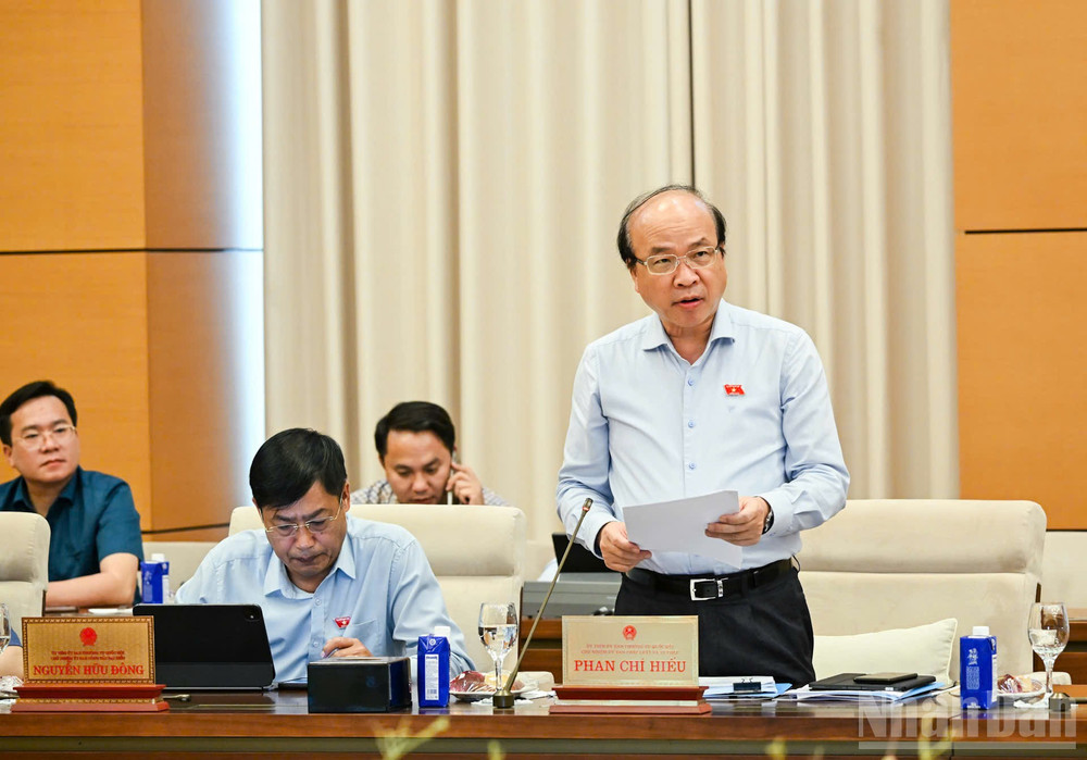 Chủ nhiệm Ủy ban Pháp luật và Tư pháp Phan Chí Hiếu nêu quan điểm thẩm tra. (Ảnh: DUY LINH)