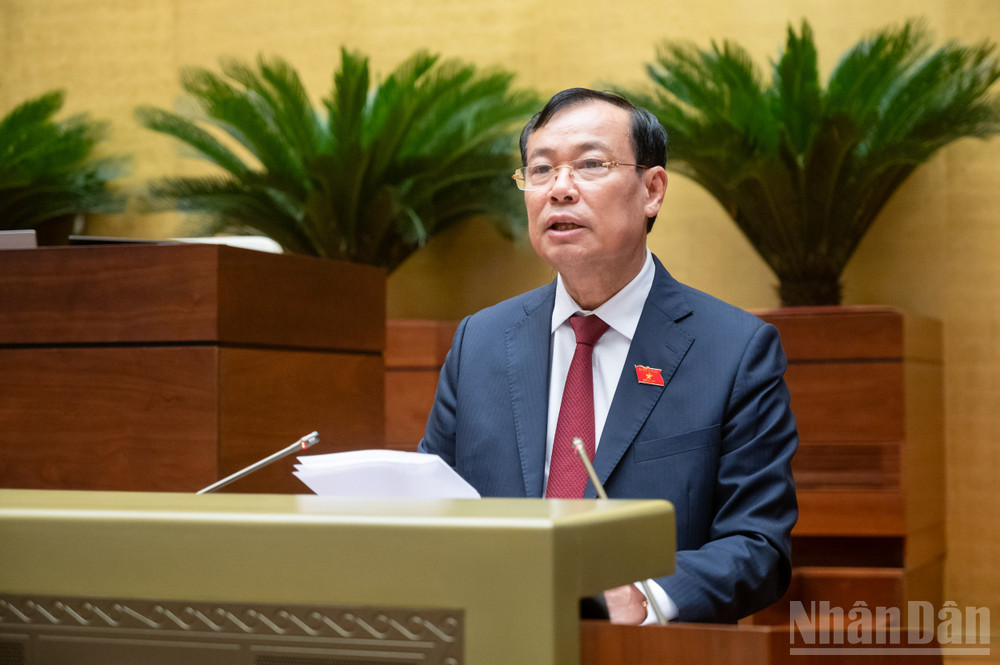 Chủ nhiệm Ủy ban Quốc phòng, An ninh và Đối ngoại Lê Tấn Tới trình bày báo cáo tiếp thu, giải trình, chỉnh lý dự thảo Luật trước khi Quốc hội biểu quyết thông qua. (Ảnh: DUY LINH) ndo_br_z61-3539chu-nhiem-uy-ban-quoc-phong-an-ninh-va-doi-ngoai-le-tan-toi.jpg