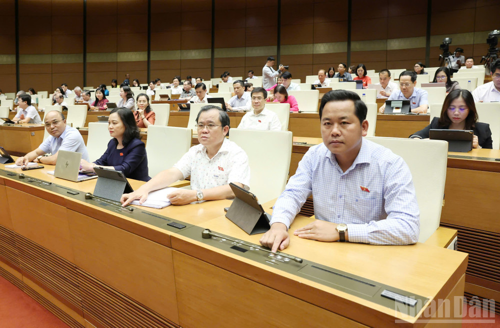 Đại biểu Quốc hội biểu quyết thông qua Luật. (Ảnh: DUY LINH) ndo_br_bieu-quye-luat-chat-luong-san-pham-1.jpg