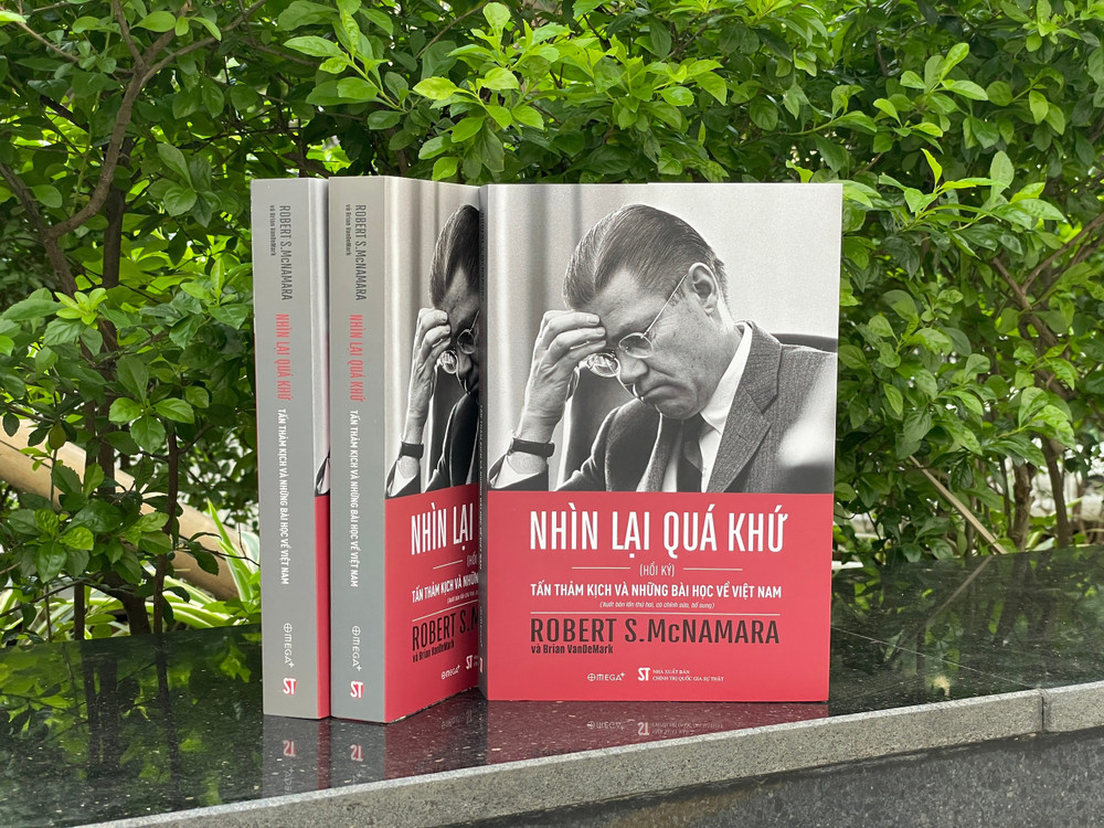 Cuốn sách "Nhìn lại quá khứ: Tấn thảm kịch và những bài học về Việt Nam". z6715146212784-af5a2585a6334cf7f79c4fd0a1dc0b33.jpg