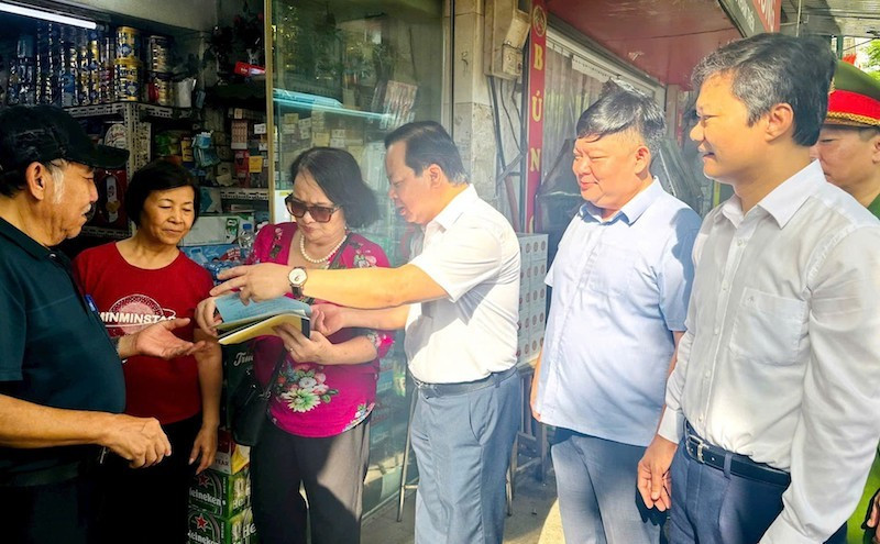 Lãnh đạo phường Văn Miếu-Quốc Tử Giám trực tiếp tuyên truyền đến người dân trên địa bàn thực hiện văn minh đô thị, vệ sinh môi trường và phòng cháy chữa cháy.