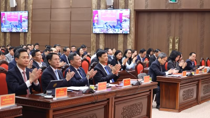 Các đồng chí lãnh đạo Thành ủy Hà Nội và các đại biểu dự hội nghị.