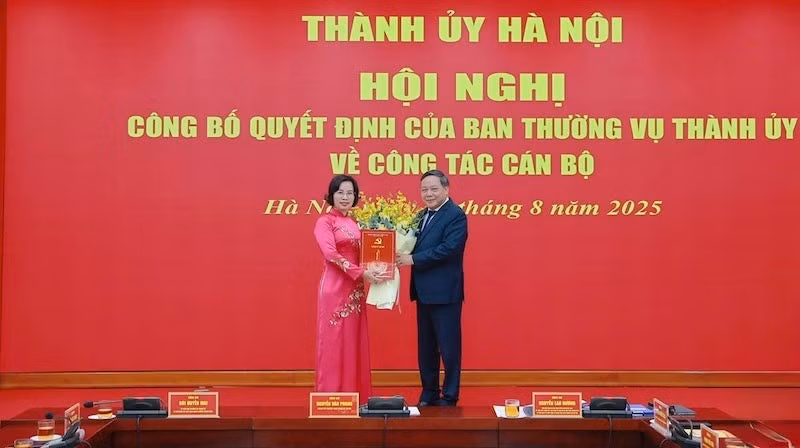 Phó Bí thư Thường trực Thành ủy Hà Nội Nguyễn Văn Phong trao quyết định cho bà Bùi Huyền Mai.