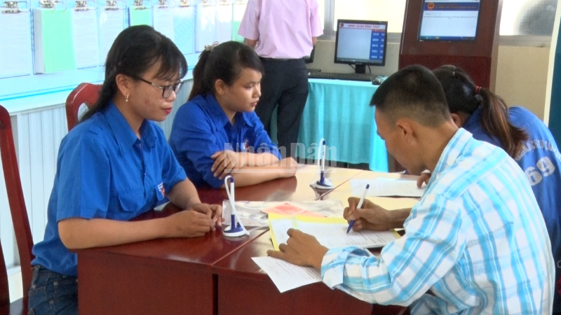 Cán bộ, công chức hướng dẫn người dân thực hiện thủ tục hành chính. ndo_c_thiet-ke-chua-co-ten-1.png