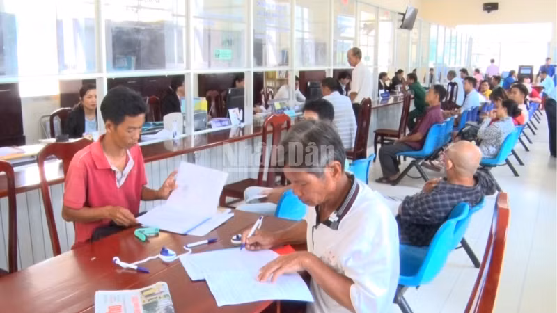 Cán bộ, công chức bộ phận một cửa huyện Thới Lai, thành phố Cần Thơ.