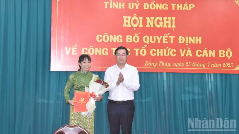 Đồng chí Lê Quốc Phong trao quyết định thành lập Báo và Phát thanh, Truyền hình Đồng Tháp.