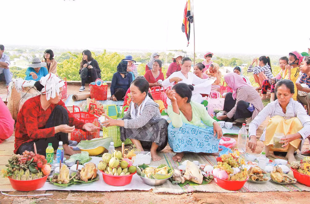 dong-bao-cham-chuan-bi-cung-to-tien-trong-le-hoi-kate.jpg