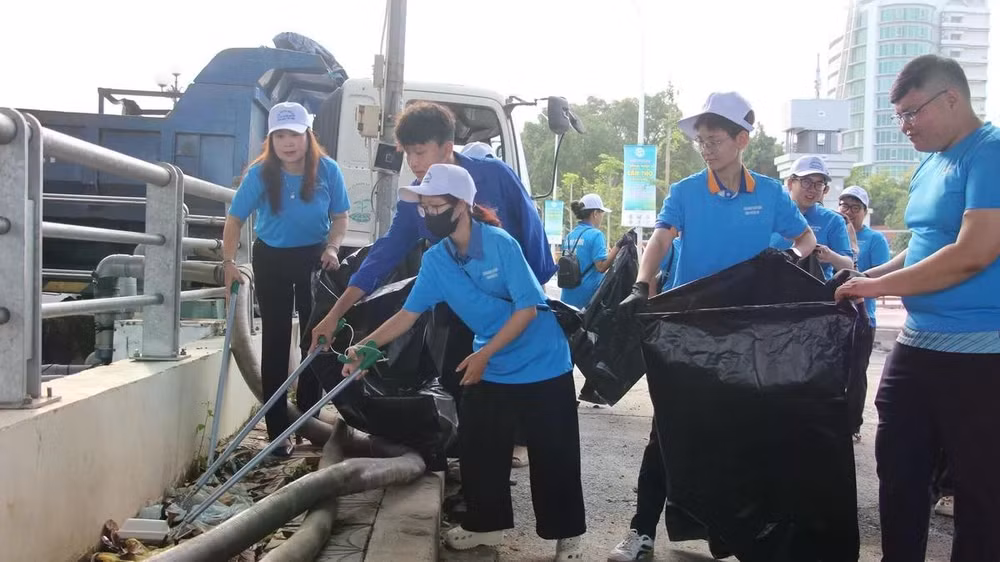 Lãnh đạo Sở Nông nghiệp và Môi trường TP Cần Thơ cùng đoàn viên, thanh niên tham gia thu gom rác thải dọc theo tuyến bờ kè rạch Khai Luông.
