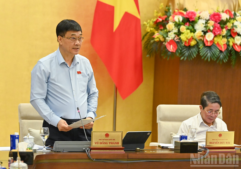 Phó Chủ tịch Quốc hội Vũ Hồng Thanh điều hành nội dung phiên họp. (Ảnh: DUY LINH) ndo_br_pho-ctqh-vu-hong-thanh.jpg
