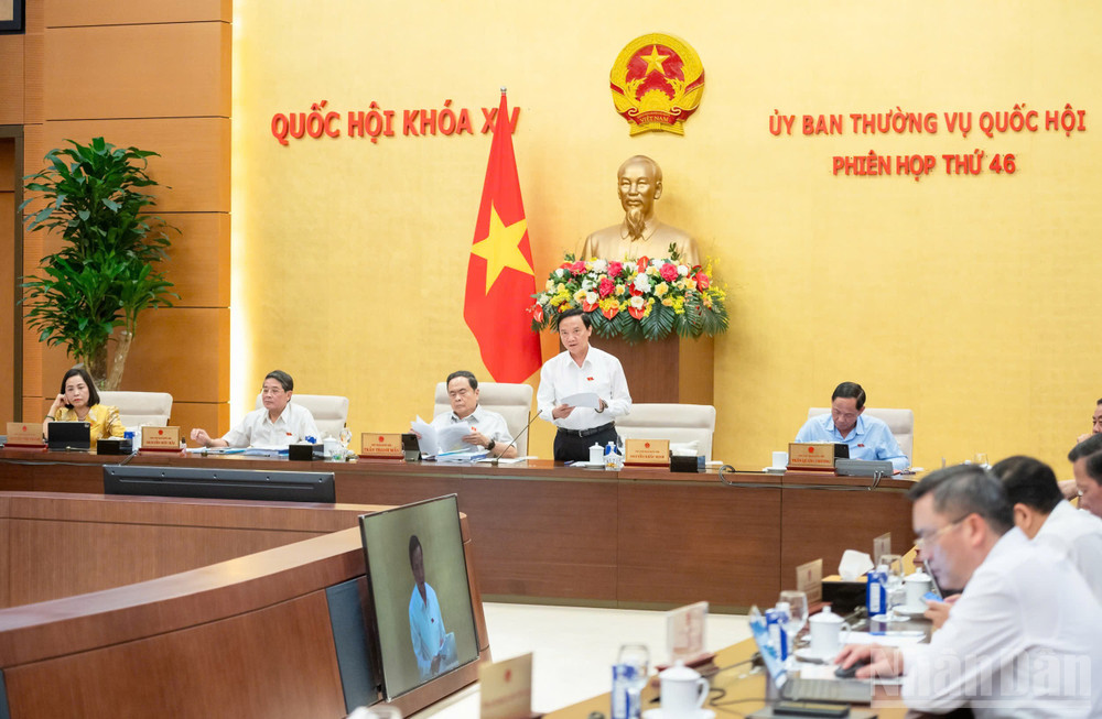 Phó Chủ tịch Quốc hội Nguyễn Khắc Định điều hành nội dung phiên họp. (Ảnh: DUY LINH) ndo_br_z6690874905547-52fd37cdabdb09ac3906d46afc3dee6c.jpg